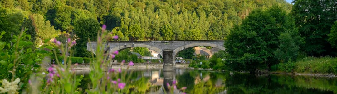 Die Steinbrücke über die Semois in Bohan
